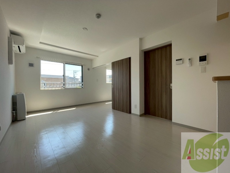 居室・リビング　木目のフローリングは落ち着きのある印象のお部屋になりますね。