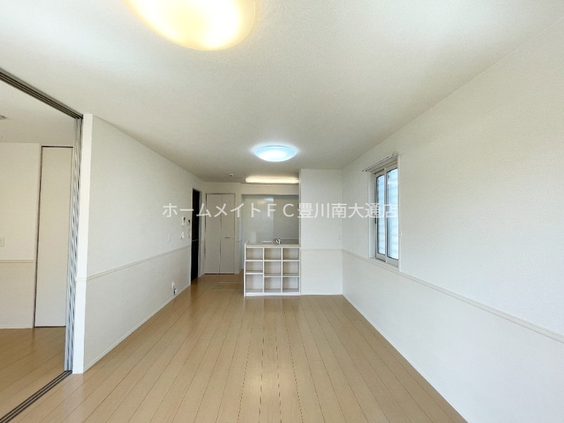 居室・リビング　同型別部屋写真（反転）