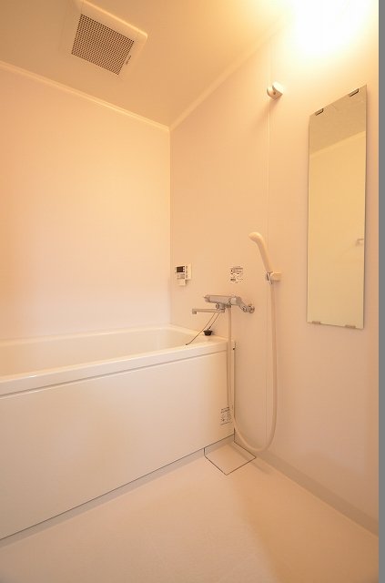 バス・シャワールーム　別号室の写真です。（反転）