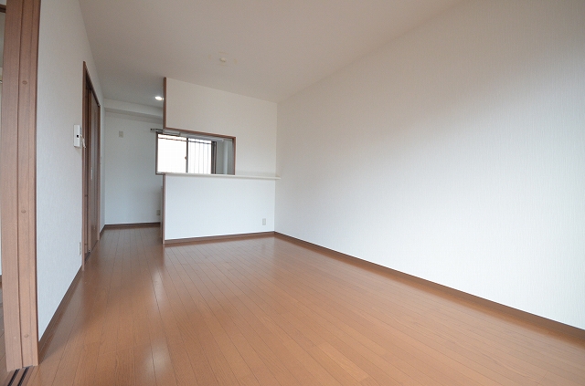 居室・リビング　別号室の写真です。（反転）