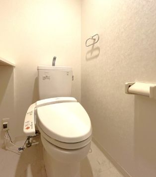 トイレ　落ち着いた色調のトイレです
