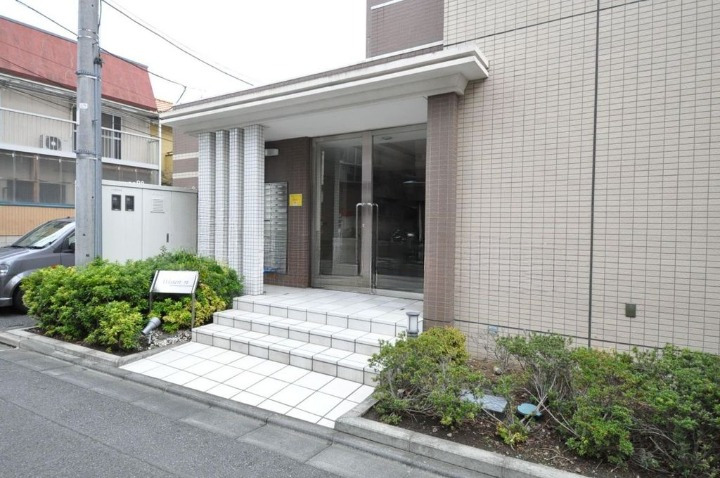 エントランス　落ち着いたエントランスです