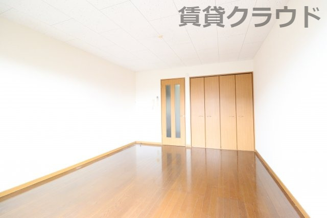 居室・リビング　使い勝手の良い正方形に近いお部屋は家具の配置に困りません！