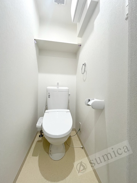 トイレ　人気アイテムの温水洗浄便座。清潔感のあるトイレです。