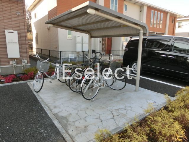 その他共有部分　屋根付きの駐輪場です。