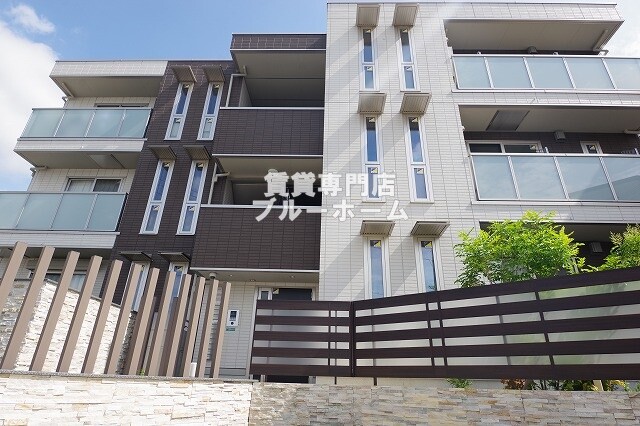 建物外観　軽量鉄骨造3階建ての物件！