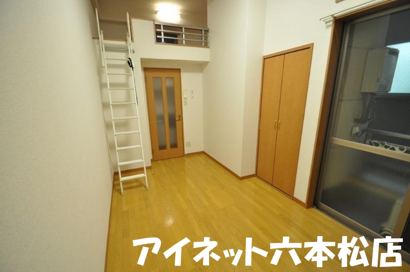 居室・リビング　広々7帖越えの洋室です