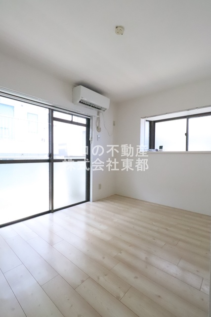 居室・リビング　２面採光なので、明るく風通しのよい過ごしやすいお部屋です♪