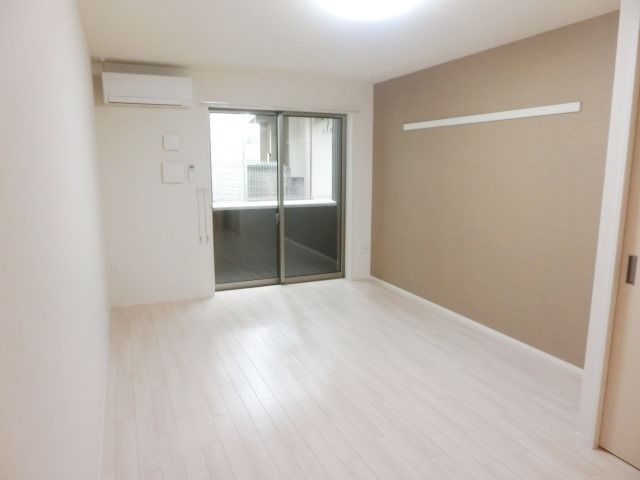 居室・リビング　エアコン、照明付きのお部屋です