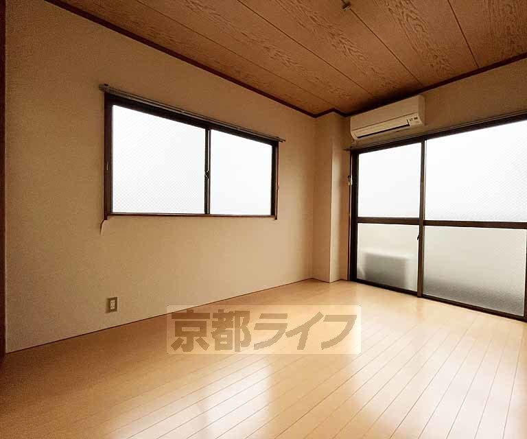 居室・リビング　落ち着いた雰囲気のお部屋です