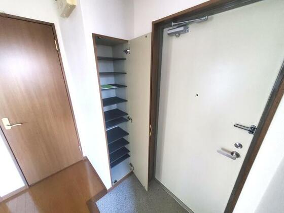玄関　※別部屋参考写真