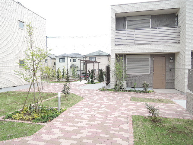 エントランス　広々とした敷地内