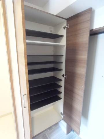 玄関　玄関収納もございます。