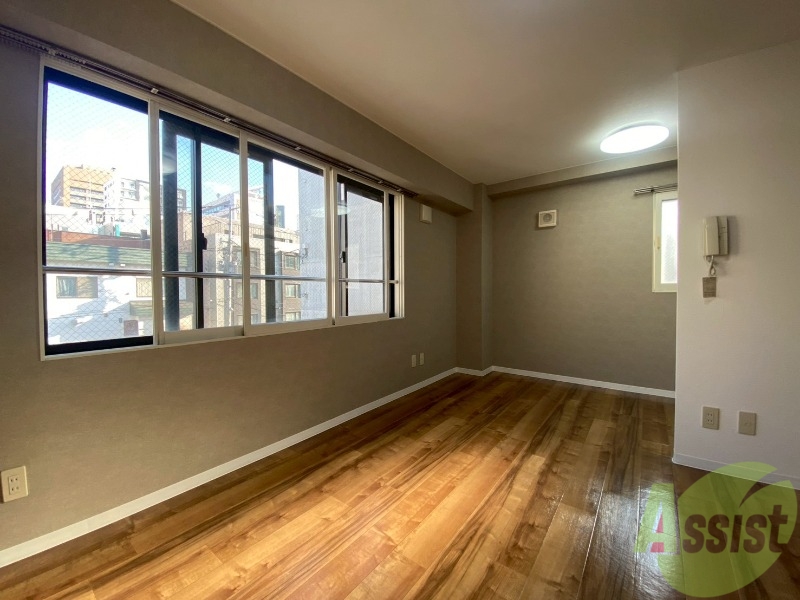 居室・リビング　木目のフローリングは落ち着きのある印象のお部屋になりますね。