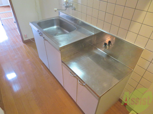 キッチン　シンプルなキッチンです。一人暮らしにはちょうどいいサイズ。