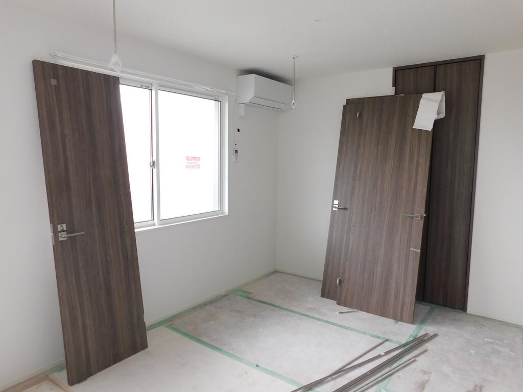 居室・リビング　エアコン付き洋室5.3帖（建築中の写真）
