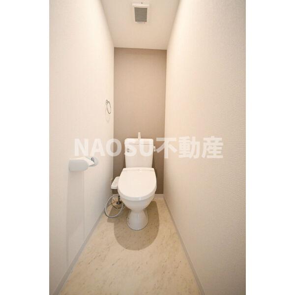 トイレ　落ち着いた色調のトイレです