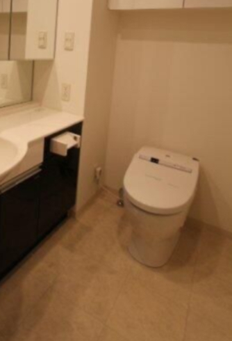 トイレ　落ち着いた色調のトイレです