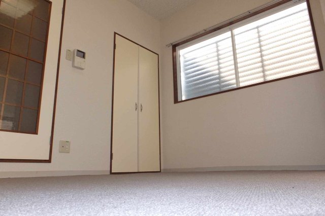 レオパレス花つるみIIの居間写真