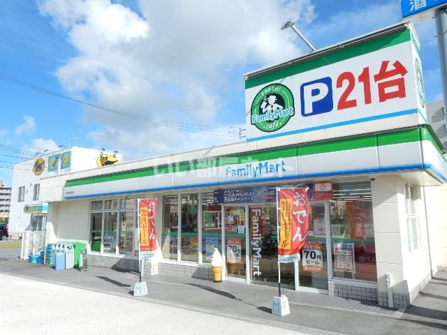 コンビニ　沖縄ファミリーマート 北谷町役場前店（コンビニ）まで757m