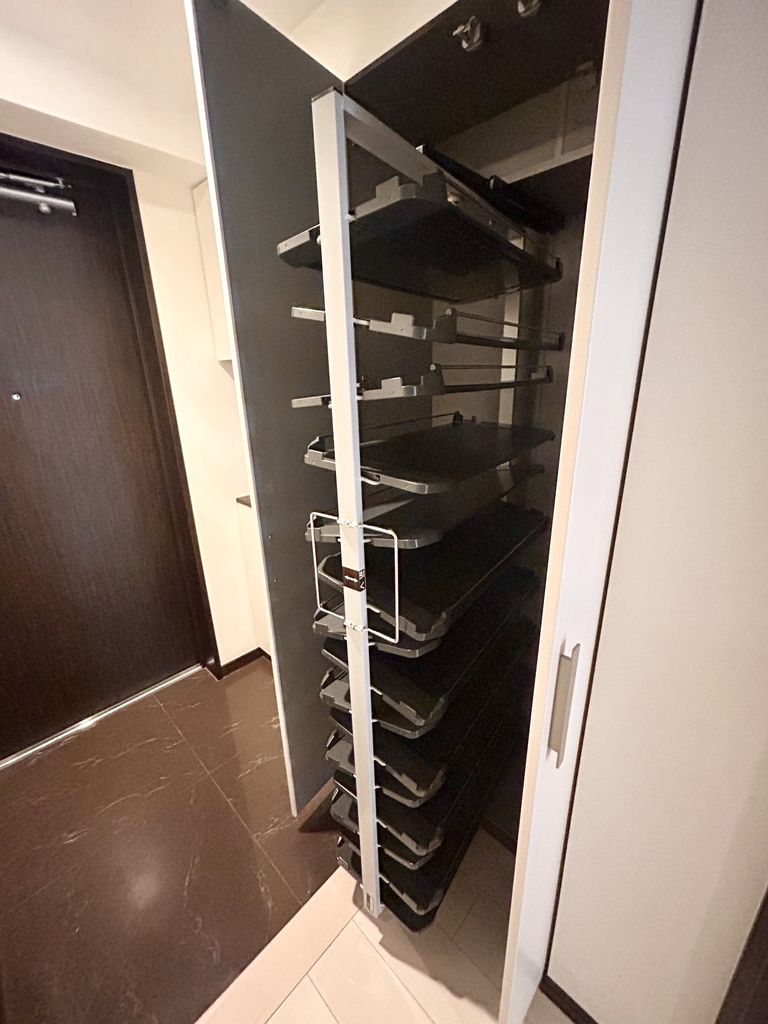 玄関　靴入れは引き出してお使いいただけます。