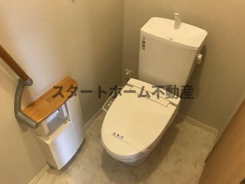 トイレ　落ち着いた色調のトイレです