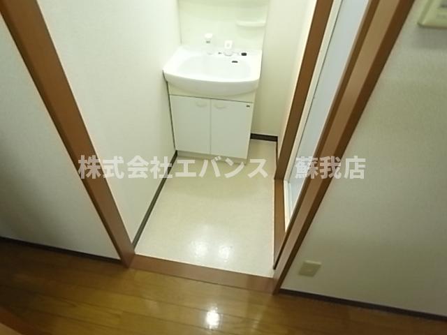 洗面設備　スペースが確保できる洗面所です