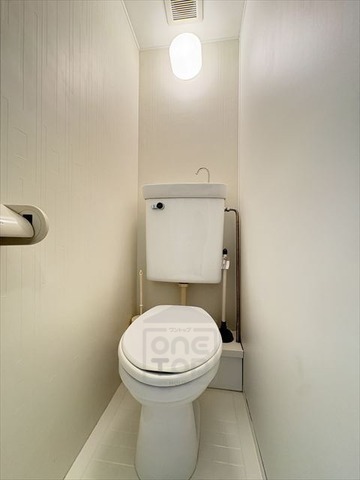 プラットホーム総持寺駅前のトイレ写真