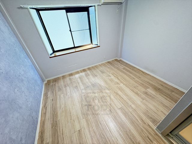 プラットホーム総持寺駅前の居間写真