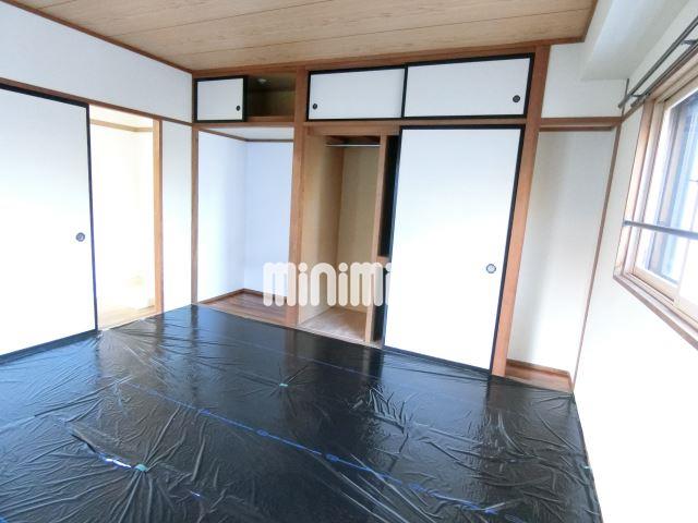 収納　コートを掛けられる収納です。
