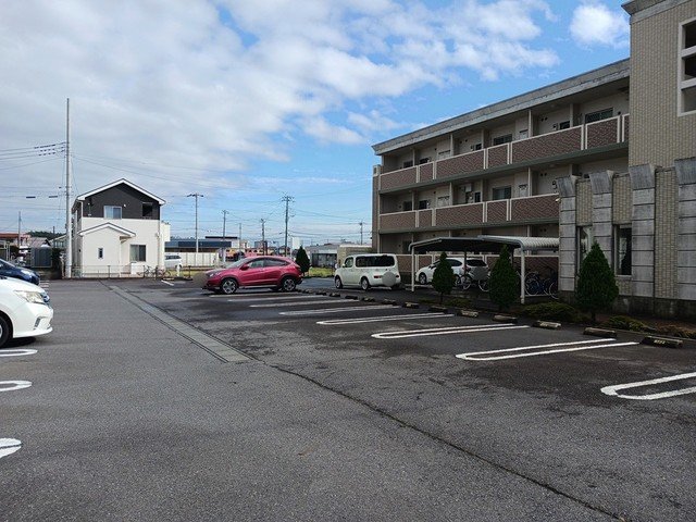 駐車場　車をお持ちの方に嬉しい駐車場付きの物件です