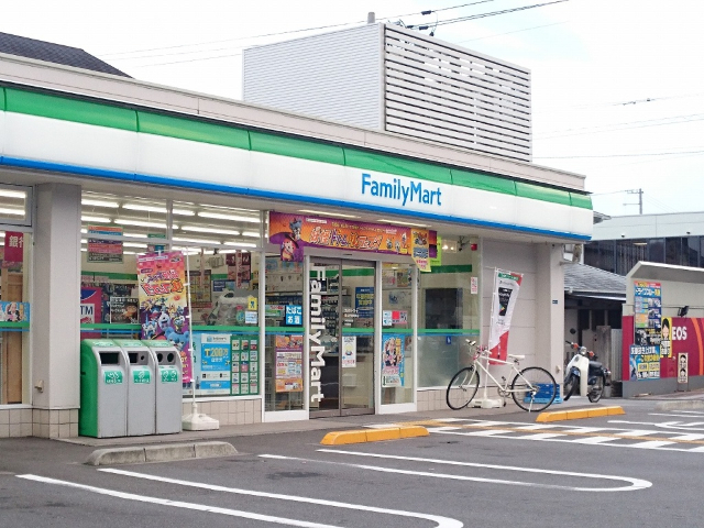 コンビニ　ファミリーマート高知伊勢崎町店（コンビニ）まで223m