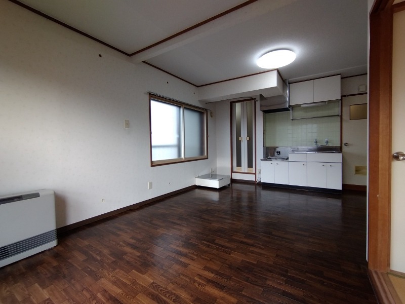居室・リビング　１１帖のＬＤＫが広がっています。落ち着きのあるお部屋。