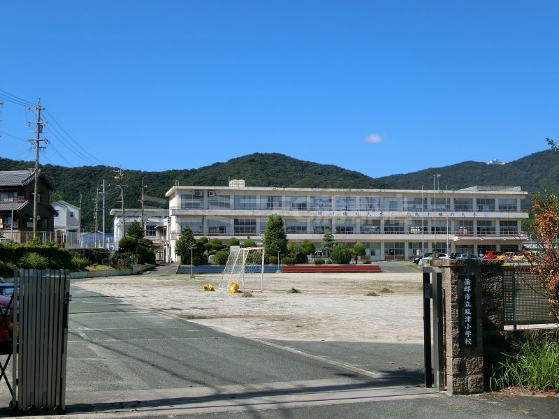 小学校　蒲郡市立塩津小学校（小学校）まで395m