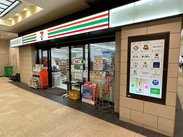 コンビニ　セブンイレブン聖蹟桜ヶ丘駅中店（コンビニ）まで142m