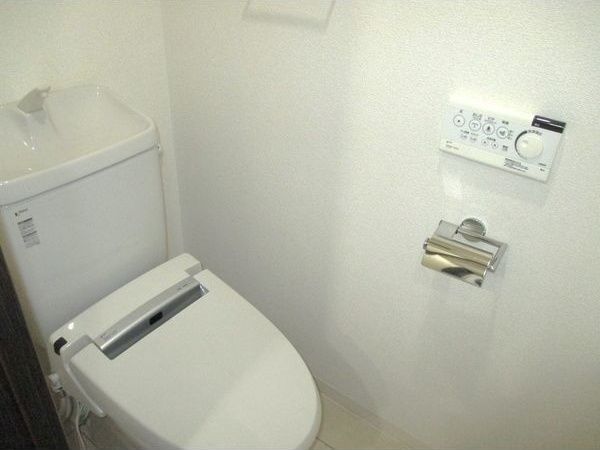 トイレ　※写真は同じマンションの違う部屋のものになります。