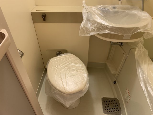 トイレ　コンパクトながら機能的なトイレです♪