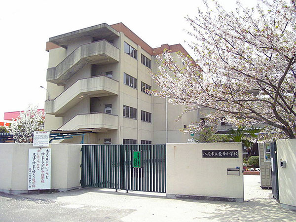 小学校　八尾市立龍華小学校（小学校）まで625m