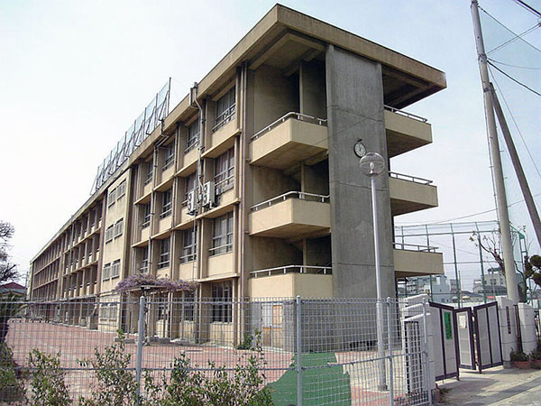 中学校　八尾市立龍華中学校（中学校）まで1021m