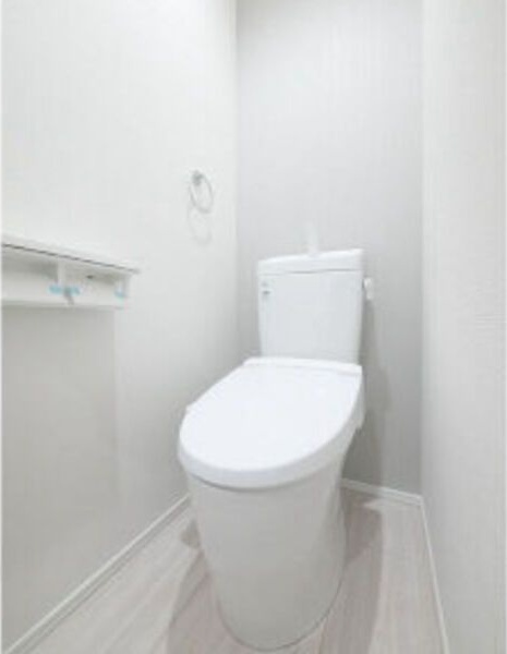 トイレ　※写真は同じマンションの違う部屋のものになります。