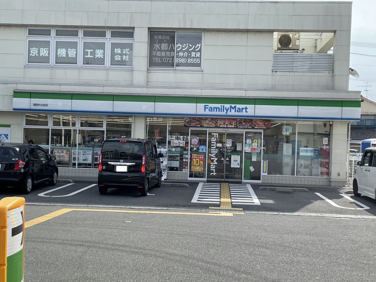 コンビニ　ファミリーマート関西外大前店（コンビニ）まで102m