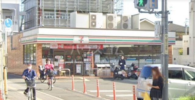 コンビニ　セブンイレブン豊中服部南町４丁目店（コンビニ）まで27m