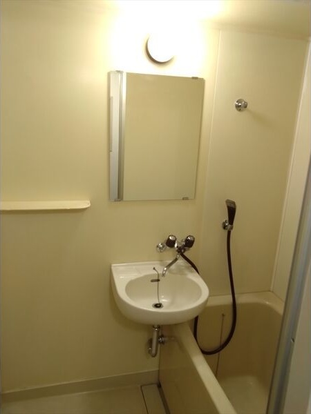 洗面設備　※写真は同じマンションの違う部屋のものになります。