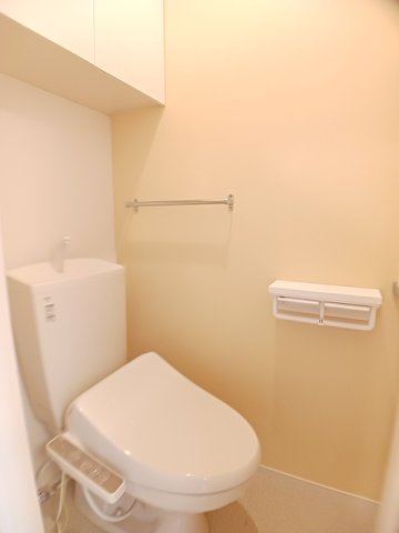 トイレ　落ち着いた色調のトイレです
