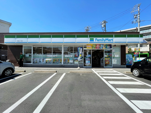 コンビニ　ファミリーマート粕畠三丁目店（コンビニ）まで574m