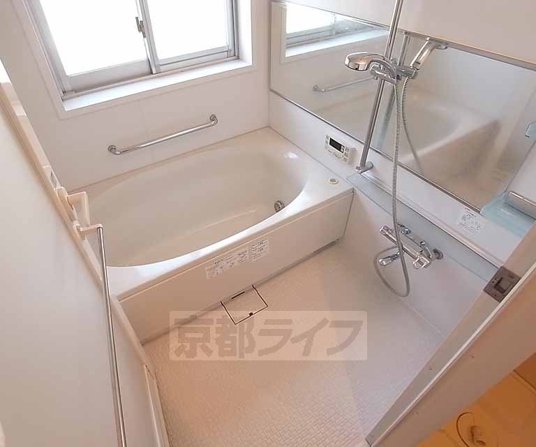 バス・シャワールーム　バスルームにも窓付き