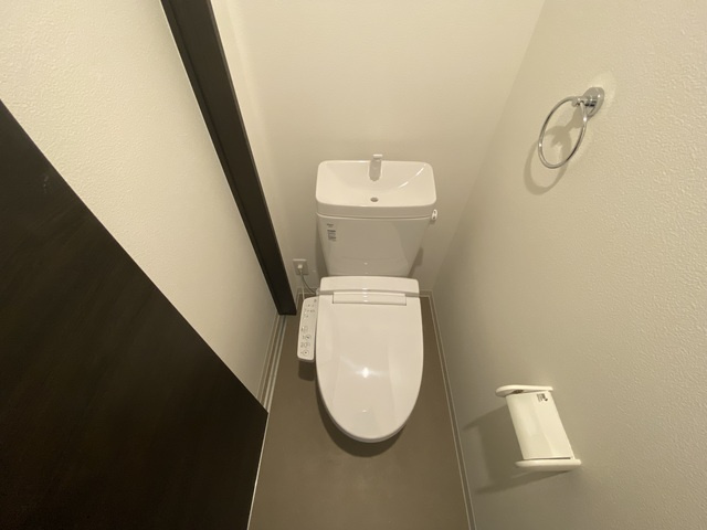 トイレ　温水洗浄便座付きのトイレです♪