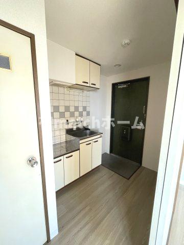 キッチン　同じマンションのお部屋写真です。