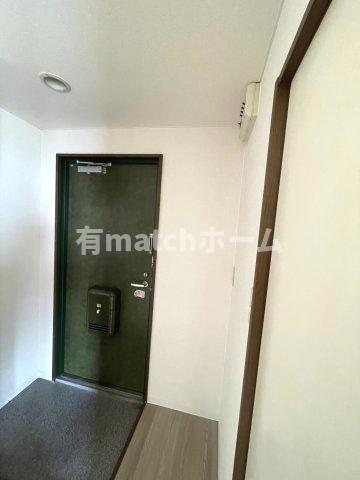 玄関　同じマンションのお部屋写真です。