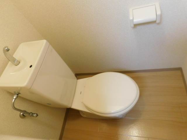 トイレ　同タイプ・別部屋の写真となります